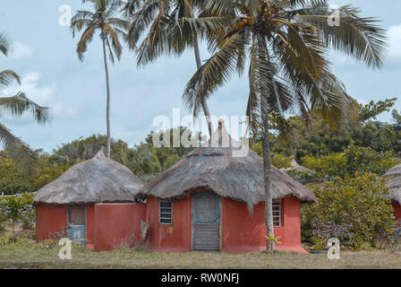 Ein Foto der schöne rote jurten an der Stumble Inn Eco Lodge in der Nähe von Elmina in Ghana, Westafrika. Stockfoto
