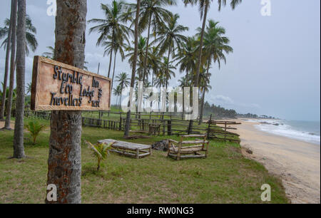 Ein willkommenes Zeichen der Stumble Inn Eco an der tropischen Stadt Elmina, Ghana Lodge. Stockfoto
