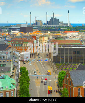 Antenne Skyline von Kopenhagen mit industriellen Fabrik im Hintergrund. Dänemark Stockfoto