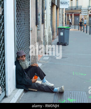 TOULOUSE, Frankreich - 13. AUGUST 2017: Obdachloser betteln auf der Straße von Toulouse. Toulouse ist die drittgrößte Stadt in Frankreich Stockfoto