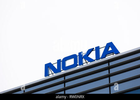 ESPOO, Finnland - 03. MÄRZ 2019: Big Nokia Marke auf ein Bürogebäude in Nokia Campus in Espoo, Finnland Stockfoto