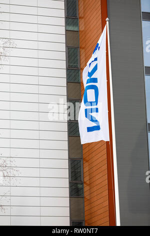 ESPOO, Finnland - 03. MÄRZ 2019: Weiße Fahnen mit Nokia Firma Wave in Wind in Nokia Campus in Espoo, Finnland Stockfoto