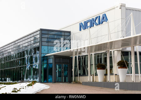 ESPOO, Finnland - 03. MÄRZ 2019: Nokia Firmennamen auf einer Hauswand in Nokia Campus in Espoo, Finnland Stockfoto