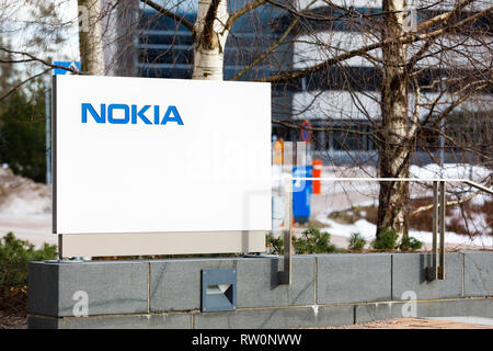 ESPOO, Finnland - 03. MÄRZ 2019: Nokia Name des Unternehmens auf dem Whiteboard neben Nokia Head Quarter Eingang in Espoo, Finnland Stockfoto