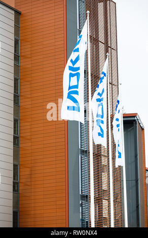 ESPOO, Finnland - 03. MÄRZ 2019: Weiße Fahnen mit Nokia Firma Wave in Wind in Nokia Campus in Espoo, Finnland Stockfoto