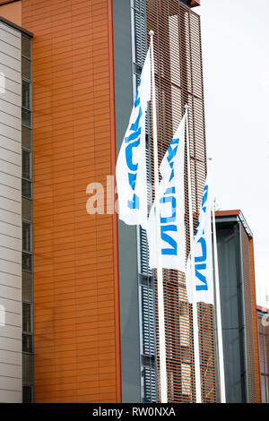 ESPOO, Finnland - 03. MÄRZ 2019: Weiße Fahnen mit Nokia Firma Wave in Wind in Nokia Campus in Espoo, Finnland Stockfoto