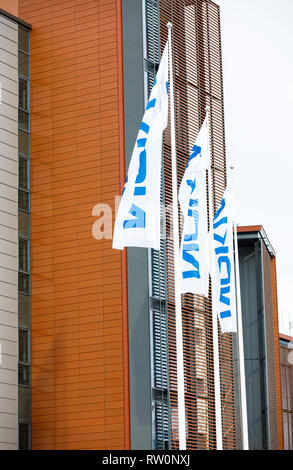 ESPOO, Finnland - 03. MÄRZ 2019: Weiße Fahnen mit Nokia Firma Wave in Wind in Nokia Campus in Espoo, Finnland Stockfoto