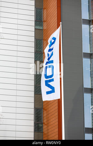 ESPOO, Finnland - 03. MÄRZ 2019: Weiße Fahnen mit Nokia Firma Wave in Wind in Nokia Campus in Espoo, Finnland Stockfoto
