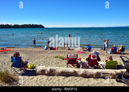 Ein horizontales Bild von einem schönen Tag am Strand in Iquique auf Vancouver Island British Columbia Kanada Stockfoto