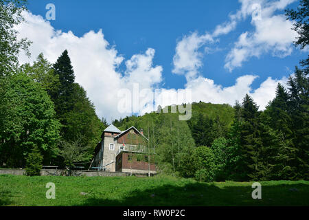 Vasil Levski Berghütte in Bulgarien. Frühling Landschaft, grünen Wald mit blauem Himmel und weißen Wolken Puffy Stockfoto