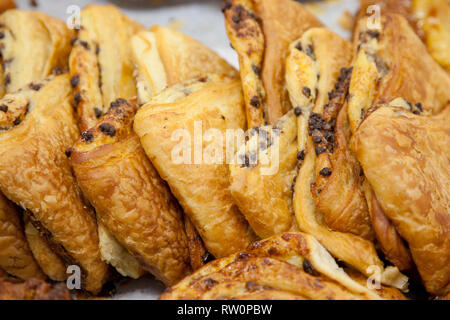 Leckeres frisches Gebäck, Croissants mit winzigen Chocolate Chips auf einem Markt Stockfoto