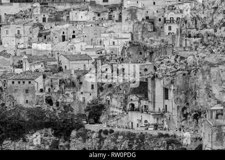 MATERA, Italien - 26. AUGUST 2018: Touristen und Einheimischen sehr klein zu Fuß die engen Straßen der Stadt der antiken Einrichtung von f gesehen Stockfoto