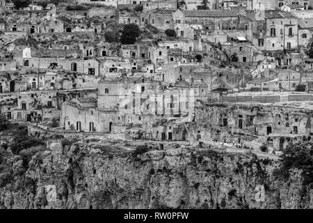 MATERA, Italien - 26. AUGUST 2018: Touristen und Einheimischen sehr klein zu Fuß die engen Straßen der Stadt der antiken Einrichtung von f gesehen Stockfoto