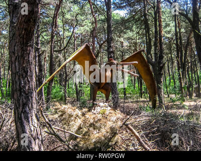 Ein Pterosaur im Wald sitzt auf einem Nest. Stockfoto