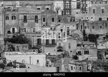 MATERA, Italien - 26. AUGUST 2018: Touristen und Einheimischen sehr klein zu Fuß die engen Straßen der Stadt der antiken Einrichtung von f gesehen Stockfoto