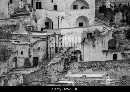 MATERA, Italien - 26. AUGUST 2018: Touristen und Einheimischen sehr klein zu Fuß die engen Straßen der Stadt der antiken Einrichtung von f gesehen Stockfoto