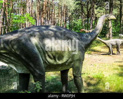 Vulcanodon Sauropods im Wald, Herde von sauropods, Eltern und Nachkommen. Stockfoto