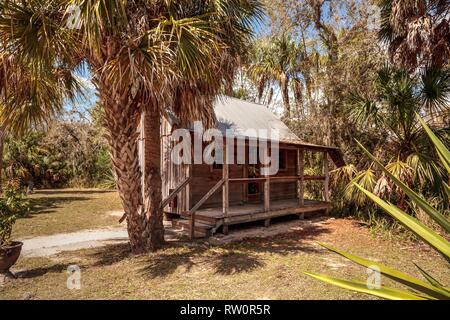 Estero, Florida, USA - 23. Februar 2019: Rückblick auf 1882 Damkohler Cottage an der historischen Koreshan State Park. Stockfoto