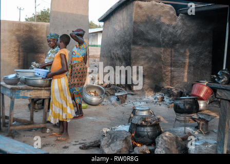 Frauen einer ghanaischen Familie sind das Kochen einer Mahlzeit zusammen in einem traditionellen Küche eines Hauses in ländlichen Ghana Stockfoto