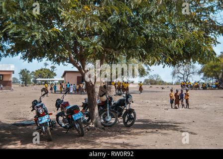 Eine schöne Landschaft Foto der ghanaischen Grundschule Kinder draußen unter einem Baum im Hof und genießen eine Pause zwischen Klassen. Stockfoto