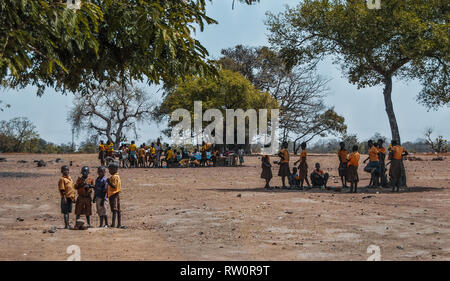 Eine schöne Landschaft Foto der ghanaischen Grundschule Kinder draußen unter einem Baum im Hof und genießen eine Pause zwischen Klassen. Stockfoto