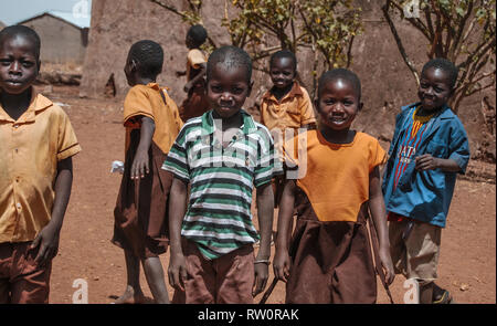 Ein authentisches Bild der schönen fröhlicher, verspielter und fröhlicher Ghanaische Schüler außerhalb für die Kamera posieren. Stockfoto