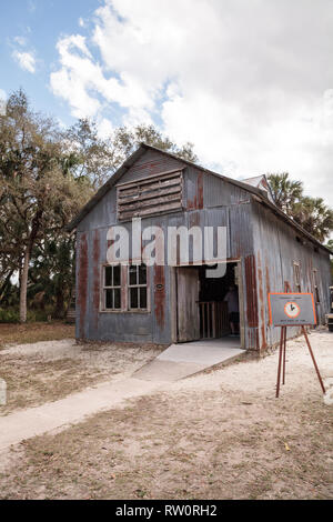 Estero, Florida, USA - Februar 23, 2019: 1908 Generator Gebäude am historischen Koreshan State Park. Stockfoto