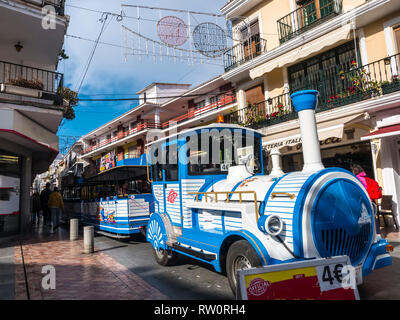 Die kleinen Touristenzug, daß Touristen um die Andalusischen Resort von Nerja. Es ist eine beliebte Art des Sehens der Sehenswürdigkeiten dieser schönen Resort Stockfoto