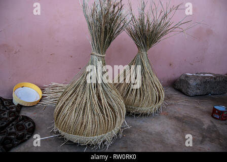 Ein Foto von zwei schönen Bolga handwoven Markt Körbe in Vorbereitung auf einem rosa Hintergrund. Die Produkte sind von Elefantengras. Stockfoto