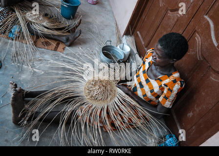 Ein Foto von einem lokalen ghanaischen Frau Weben der berühmten dekorative und schönen Korb Bolga. Stockfoto