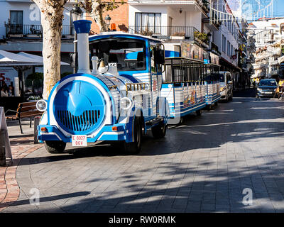 Die kleinen Touristenzug, daß Touristen um die Andalusischen Resort von Nerja. Es ist eine beliebte Art des Sehens der Sehenswürdigkeiten dieser schönen Resort Stockfoto