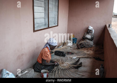 Ein Foto von zwei lokalen Ghanaische Frauen weben der berühmten bolga (bolgatanga) Handgewebte markt Körbe an ihrem Haus in Kongo, Ghana. Stockfoto