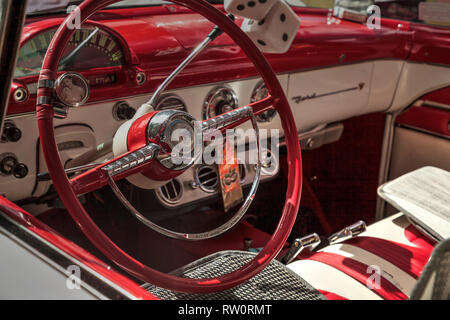 Estero, Florida, USA - 23. Februar 2019: Rote und Weiße 1955 Ford Crown Victoria Skyliner am 10. jährlichen Classic Car und Handwerk zeigen an historischen K Stockfoto