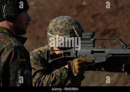 Ein US-Marine mit speziellen Zweck Marine Air-Ground Task Force-Crisis Response-Africa 19.1, Marine Kräfte in Europa und in Afrika, Sehenswürdigkeiten in mit einem deutschen G36 Gewehr bei einem bilateralen - Ausbildung Übung mit der Fallschirmjäger Regiment-31 (31 Fallschirmjäger Regiment) auf einem Live - Feuer in Lehnin, Deutschland, Feb.18, 2019. SPMAGTF-CR-AF ist eingesetzt Krise - Reaktion und Theater zu leiten - Security Operations in Europa und Afrika. (U.S. Marine Corps Foto von 1 Lt Christin St. John) Stockfoto