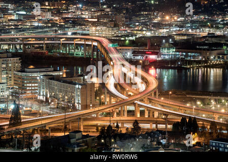 Der Interstate 5 Marquam Bridge bei Nacht, Portland, Oregon. Stockfoto