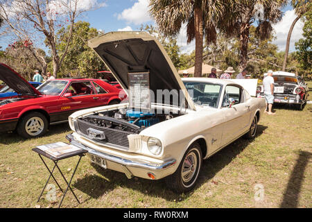 Estero, Florida, USA - 23. Februar 2019: White 1966 Ford T 5, Deutsche Version der Mustang, am 10. jährlichen Classic Car und Handwerk zeigen an historischen Stockfoto