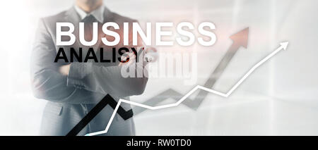 Business Analyse Diagramme und Grafiken auf virtuellen Bildschirm. Finanz- und Technologiekonzept mit unscharfem Hintergrund. Stockfoto