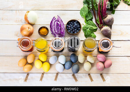 Flach. Ostereier bemalt mit natürlichen ei Färbung von Obst und Gemüse. Stockfoto