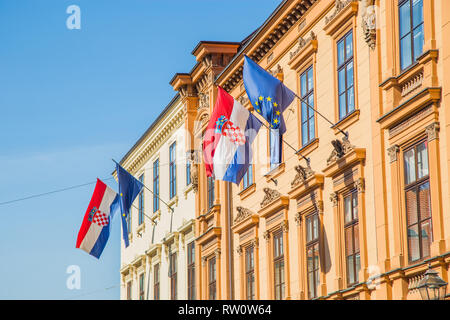 Flaggen der Republik Kroatien und der Europäischen Union auf historische Gebäude auf dem Markusplatz, Zagreb, Kroatien. Stockfoto