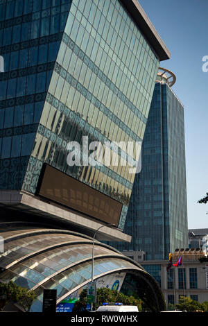 Kambodscha, Phnom Penh, Stadtzentrum, Preah Ang nicht Street, Vattanac Capital Tower, gebogenes Glas detail, mit Canadia Tower Gebäude im Hintergrund Stockfoto