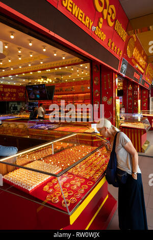 Kambodscha, Phnom Penh, Stadtzentrum, touristische an Schmuck Shop Anzeige gegenüber Phsar Thmey, Central Market suchen Stockfoto