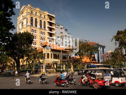 Kambodscha, Phnom Penh, Stadtzentrum, Presh Norodom Boulevard, neue Entwicklung in den Schatten restaurierten kolonialen Gebäude auf der Straße Ecke Stockfoto