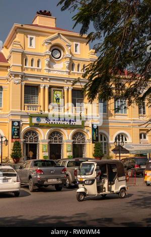 Kambodscha, Phnom Penh, Stadtzentrum, Street 13, Verkehr, der alten französischen Kolonialzeit Postgebäude Stockfoto