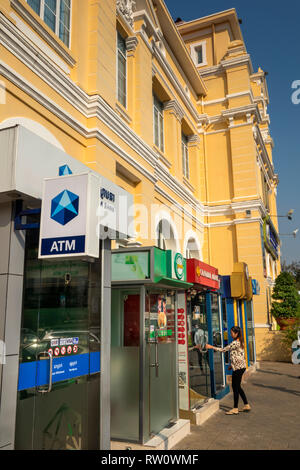 Kambodscha, Phnom Penh, Stadtzentrum, Street 13, Bank ATM Maschine Stände außerhalb Kambodschas Postgebäude Stockfoto