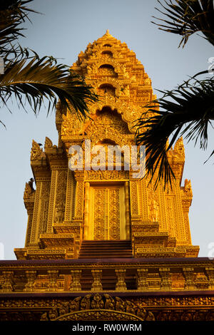 Kambodscha, Phnom Penh, Stadtzentrum, Wat Ounalom, goldenen Stupa cpntaining Augenbraue Reliquie des Buddha Stockfoto