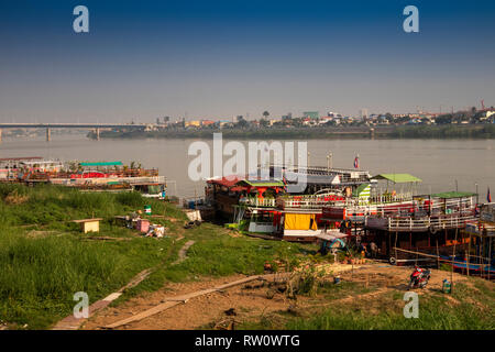 Kambodscha, Phnom Penh, Stadtzentrum, sisowath Quay, River Cruise Boote gefesselt am Flussufer in der Nähe von Chroy Changvar Brücke Stockfoto