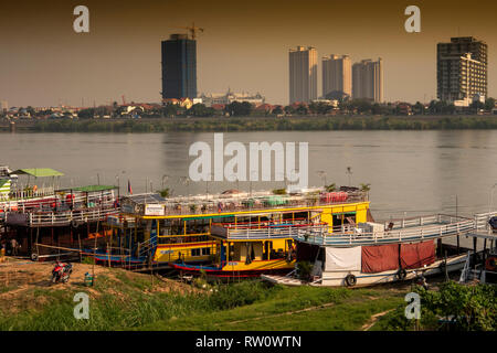 Kambodscha, Phnom Penh, Stadtzentrum, sisowath Quay, River Cruise Boote gefesselt am Flussufer gegenüber neuen deveopments auf Chroy Changvar Stockfoto