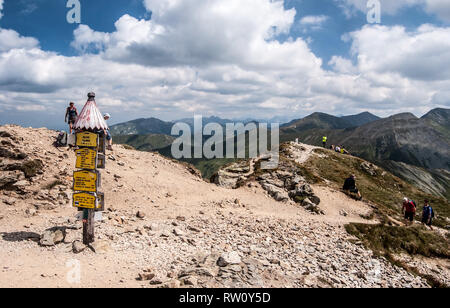 Schönen Sommertag auf volovec Mountain Peak in Zapadne Tatry Bergen auf der slowakisch-polnischen Grenzen mit Wegweiser, wenige Wanderer, Landschaft der Tatra montieren Stockfoto