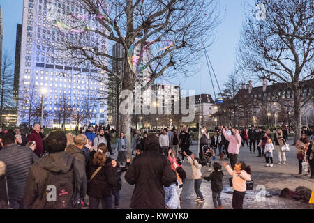 Gaukler, Straßenmusik, mit, riesige, Ballon, Entscheidungsfindung, große, Blasen, Blasen, für, Kinder, mit, Spiel, South Bank, Next, Themse, Mitte, der, London, England, GB, VEREINIGTES KÖNIGREICH, Stockfoto