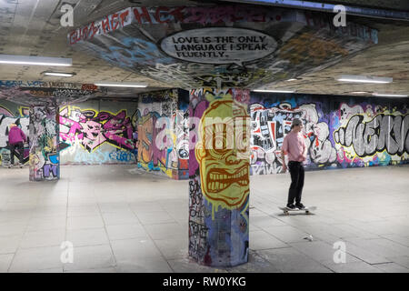 Skateboarder, Skateboard, Fahrrad, Stunt, Stunts, at, bekannt, berühmt, ikonische, Undercroft, Skatepark, unten, Southbank Centre, Southbank, Lambeth, London, England, Vereinigtes Königreich, Stockfoto